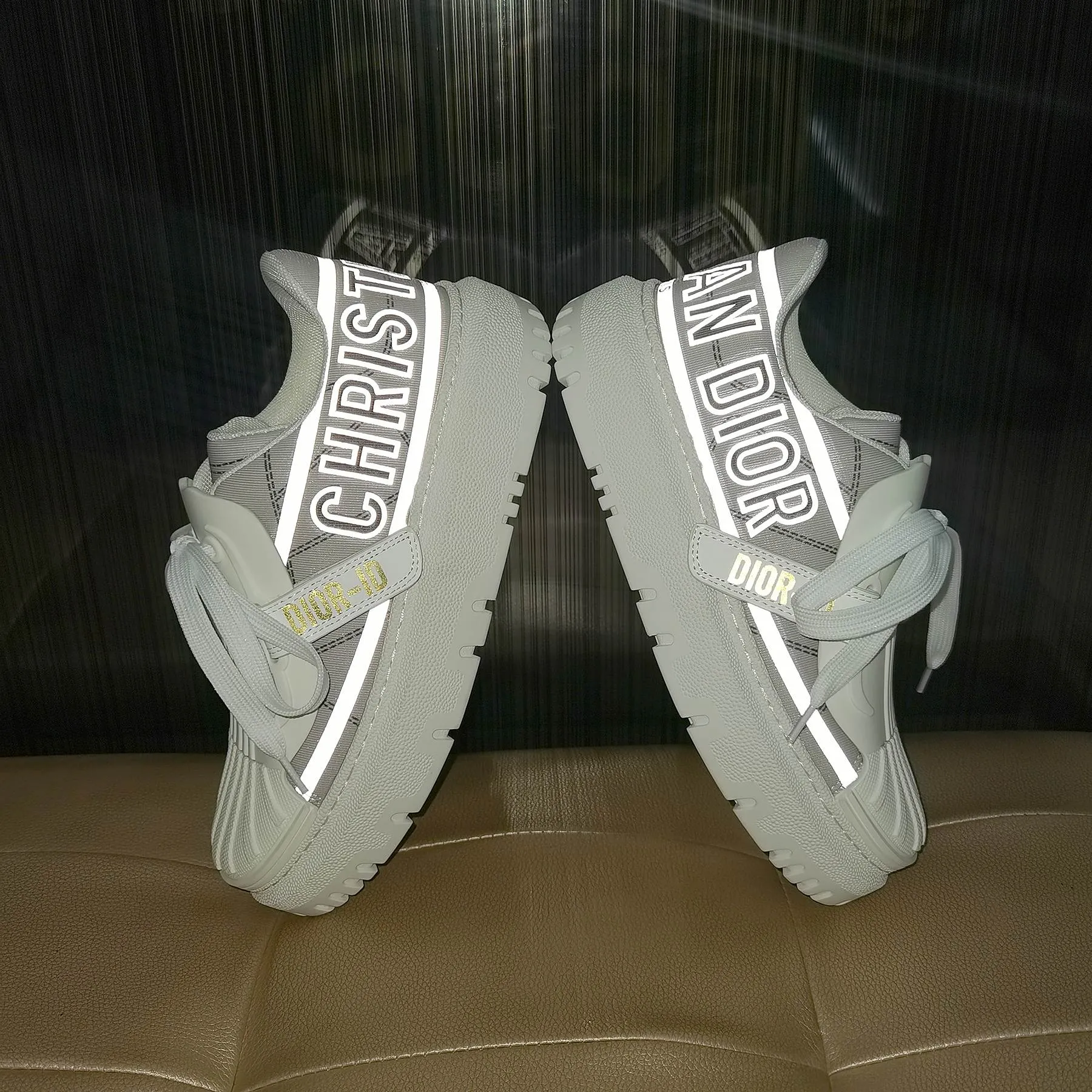👟👟Ex-factory price 480👟👟 2021ssDior shell-toe casual white shoes, the latest letter strip layout with luminous colors, the same style as the ready-to-wear series 1️⃣Original mold opening 2️⃣Original cowhide➕Breathable mesh lining 3️⃣TPU evacuation outsole 4️⃣Injection-molded latex cowhide feet 5️⃣Full set of packaging at the counter, code number 35-40 (41 can be customized)